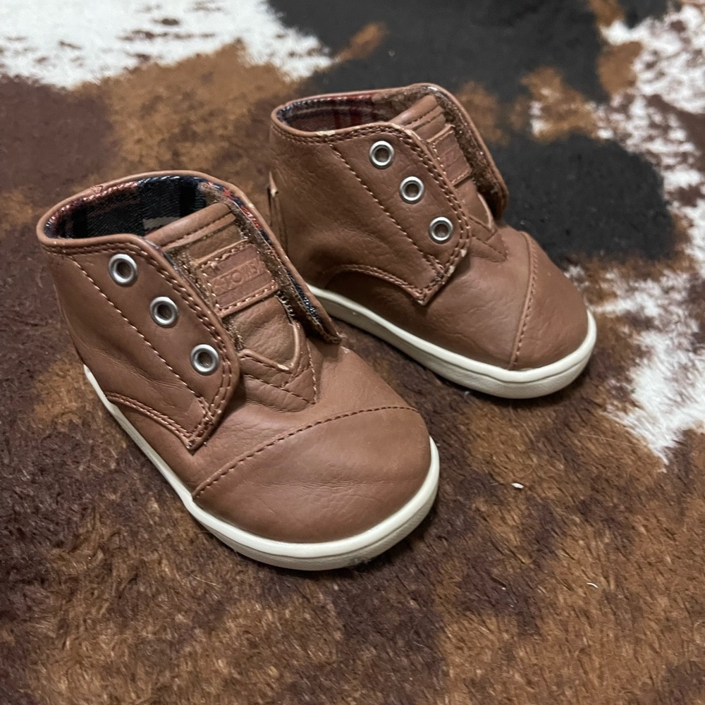 TOMS Chukka Boots 
Size 4 toddler 
🐶 Doodle friendly // 🚭 Smoke free home
